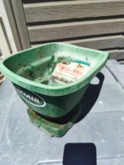 Scott's turf builder handheld spreader