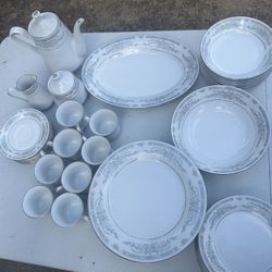 45 Pc Dinnerware Crown Ming