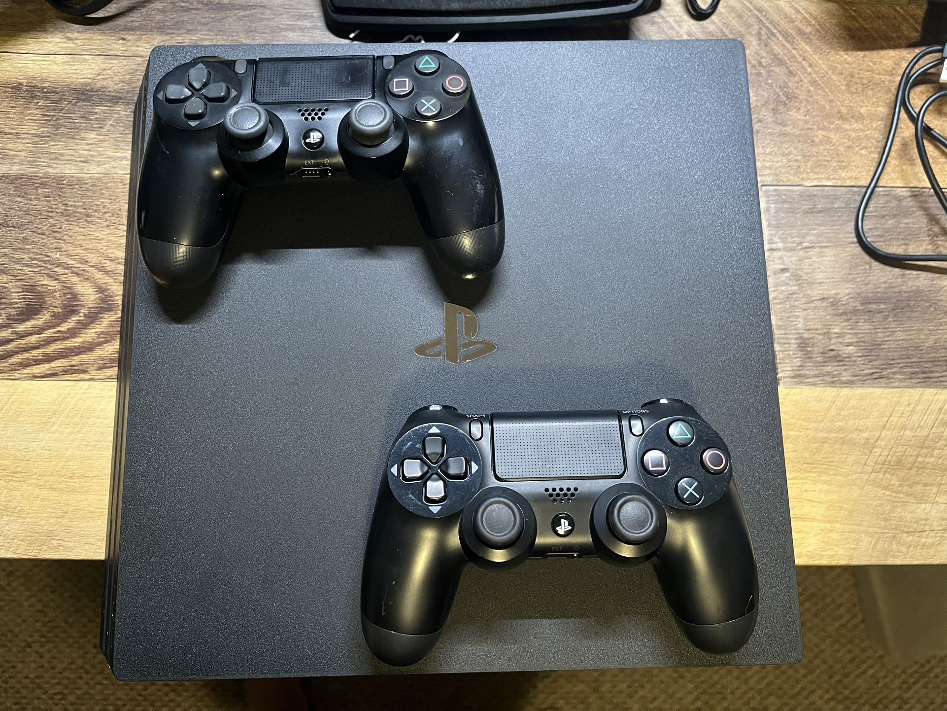 PS4 Pro 1TB Firmware 9.00 + 2 Controllers
