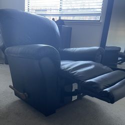 LA - Z Boy - Black Leather Recliner - Barely Used - Not Rips/holes