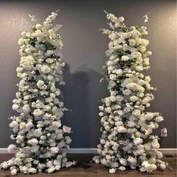 Romantic Wedding Decor – Featuring Exquisite Floral Displays serve music