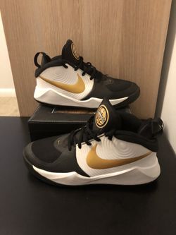 Boys' Nike Big Kid Team Hustle D9 Basketball Shoes