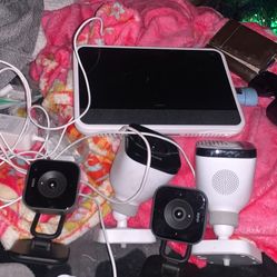 Vivint Security Camera Bundle – 2 Indoor CM07 + 2 Outdoor CM05 + Smart Hub + Cables