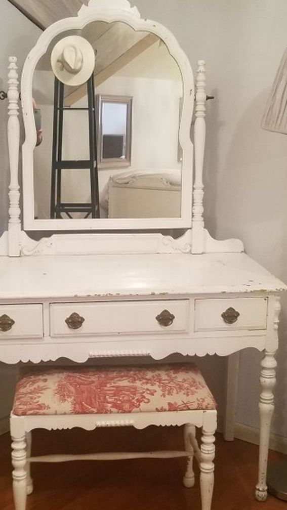 Girls antiqued twin bed and desk with mirror