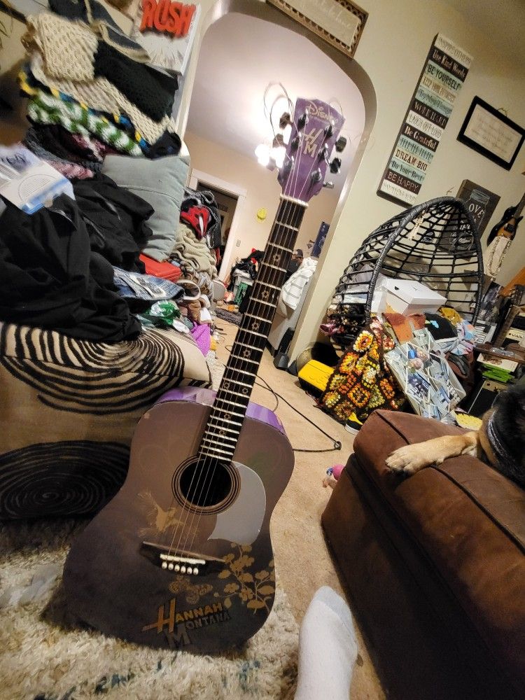 Hanna montana Washburn Purple Basswood 3/4 size Acoustic Guitar
Brand new strings just put on