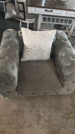 Gray Velvet Tufted Accent Chair