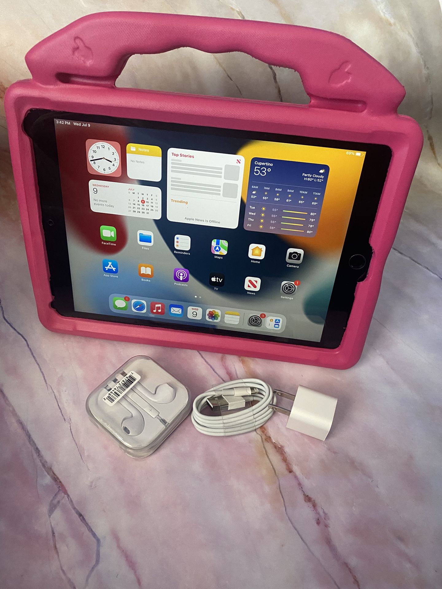 Apple IPad Air 2 (9.7” Retina / Touch ID ) 64 GB with case & Accessories