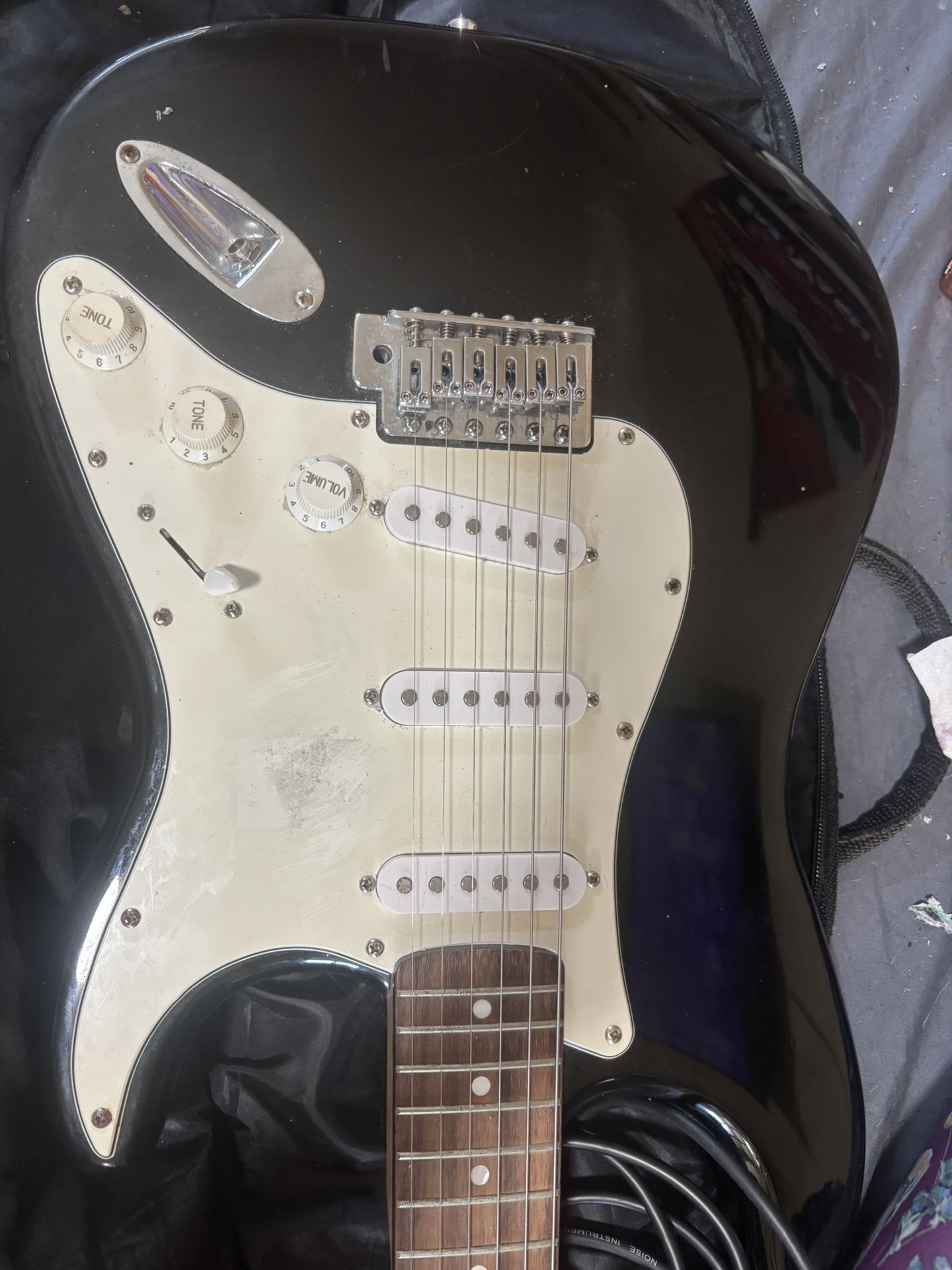 Fender Squier Strat And Soft Gator Case Guitar And Headphones