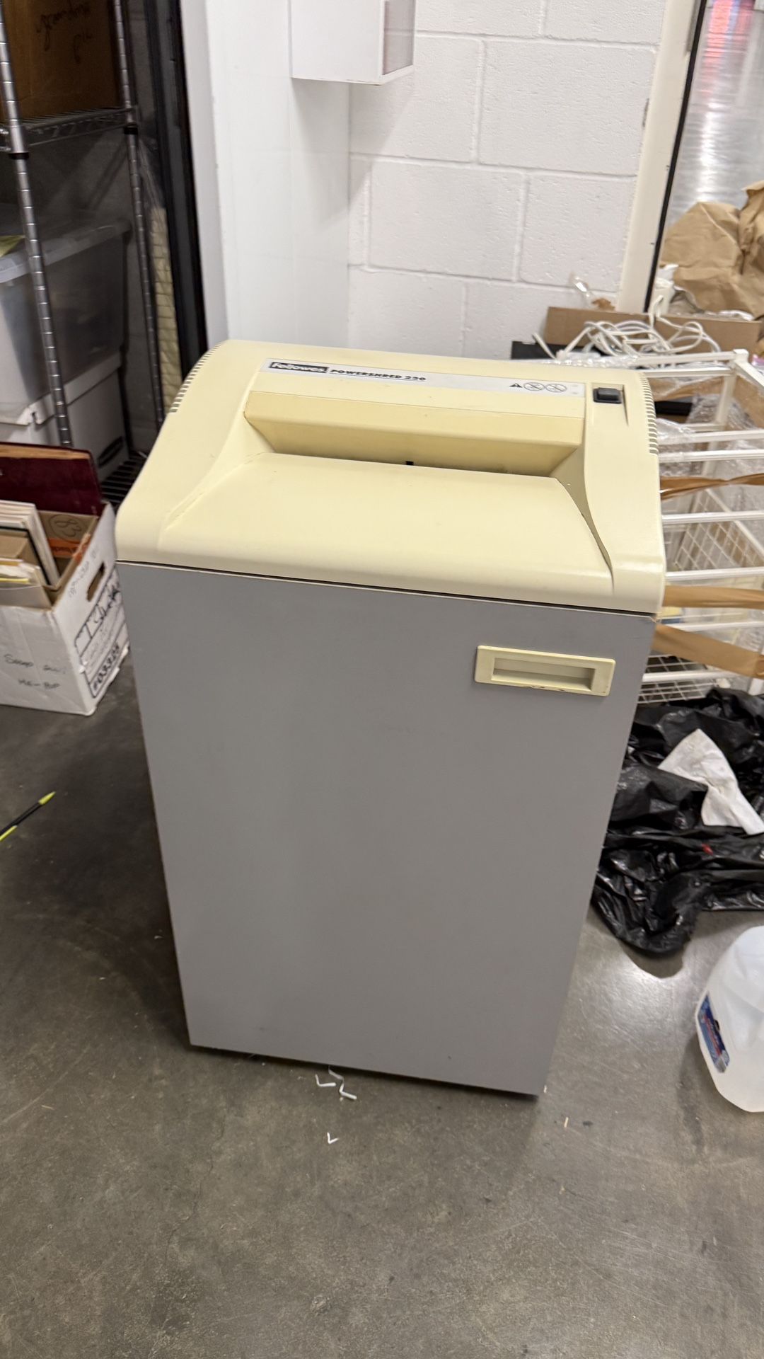 Fellowes Powershred 220 Paper shredder.