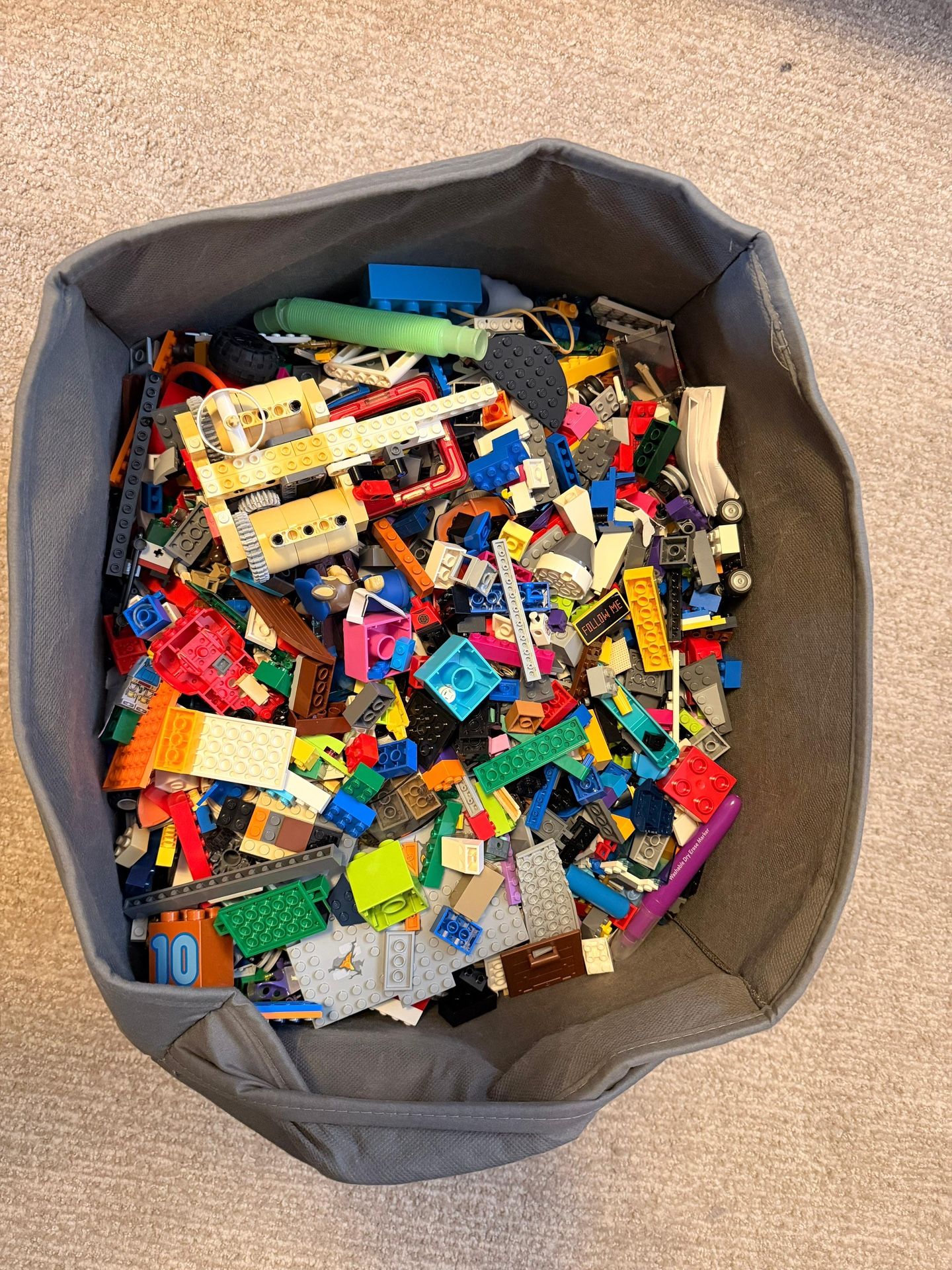 Box of 1000+ Legos