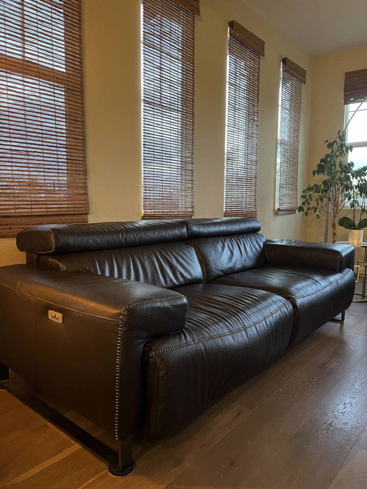 Couch, Power Leather Recliner, Stylish/Modern