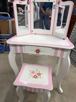 Kids vanity