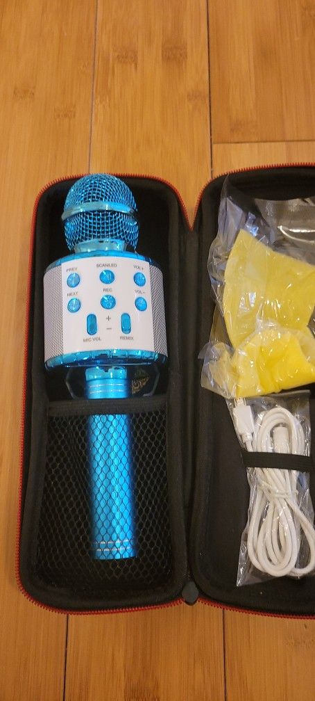 brand new kids Bonnok wireless karaoke hand microphone with the bag.. Blue Color