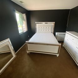 Bed Set With Dressers And Vanity Mirror 