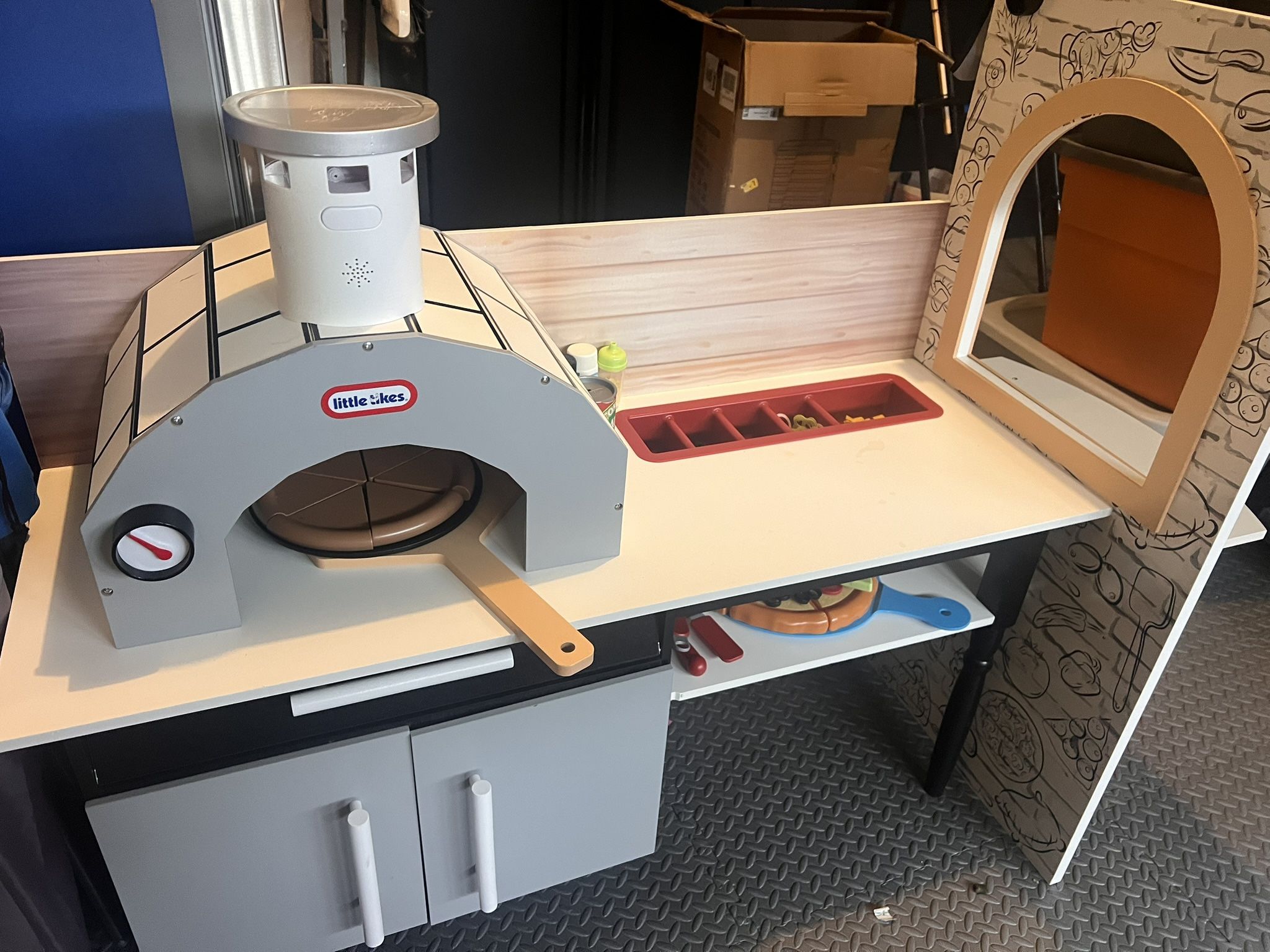 Little Tykes Wood Fire Pizza kitchen