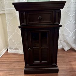 Tresanti Chairside Table With Power (Nightstand)