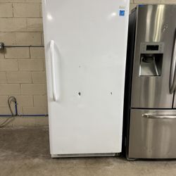 FRIGIDAIRE UPRIGHT FREEZER 