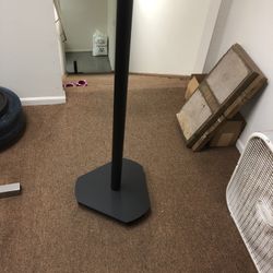 High capacity holder for Olympic weight plates. There is 36 inches of room for the weight plates. The unit is new.