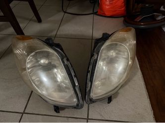 Fs: toyota yaris OeM japan  2009 2010 2011 2012 headlights parts headlight