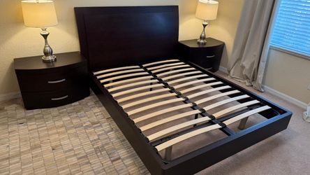 Queen size bed & 2 matching nightstands.