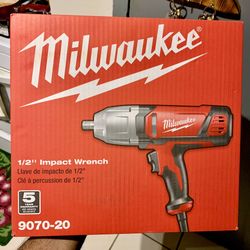 Milwaukee 1/2 in. impact wrench with rocker switch and detent pin