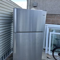 Refrigerator whirlpool 16.6 cu  ice cold  Lightly  used like new condition