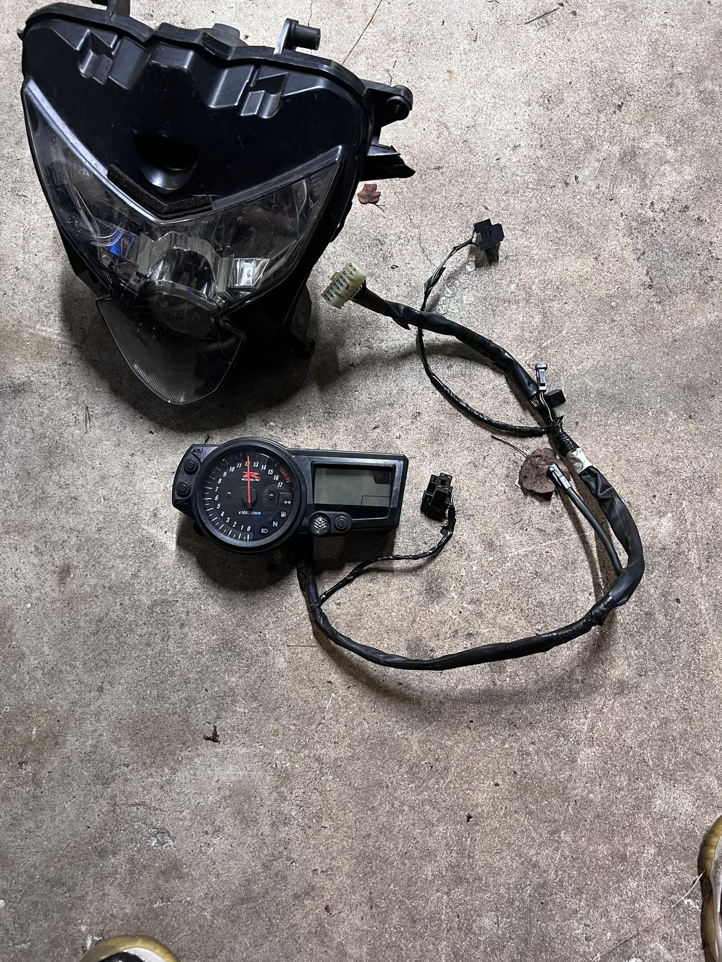Gsxr 600 Cluster With Harness And Headlight Assembaly 