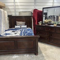 SUPER BEQUTIFUL QUEEN SIZE BED WITH HUGE DRESSER AND MIRROR AND MATRESSES INCLUDED