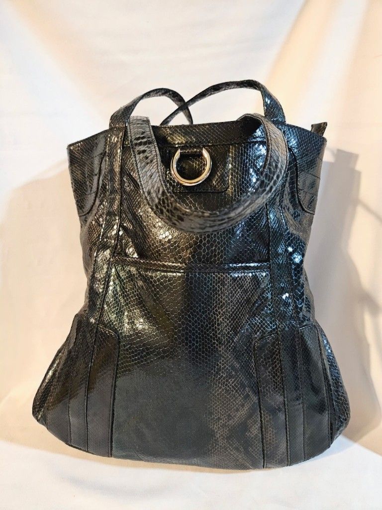 Black Attention Woman's Purse Faux Snake Skin The Black Attention Woman's Purse is a stylish and versatile accessory for any occasion. Made from faux