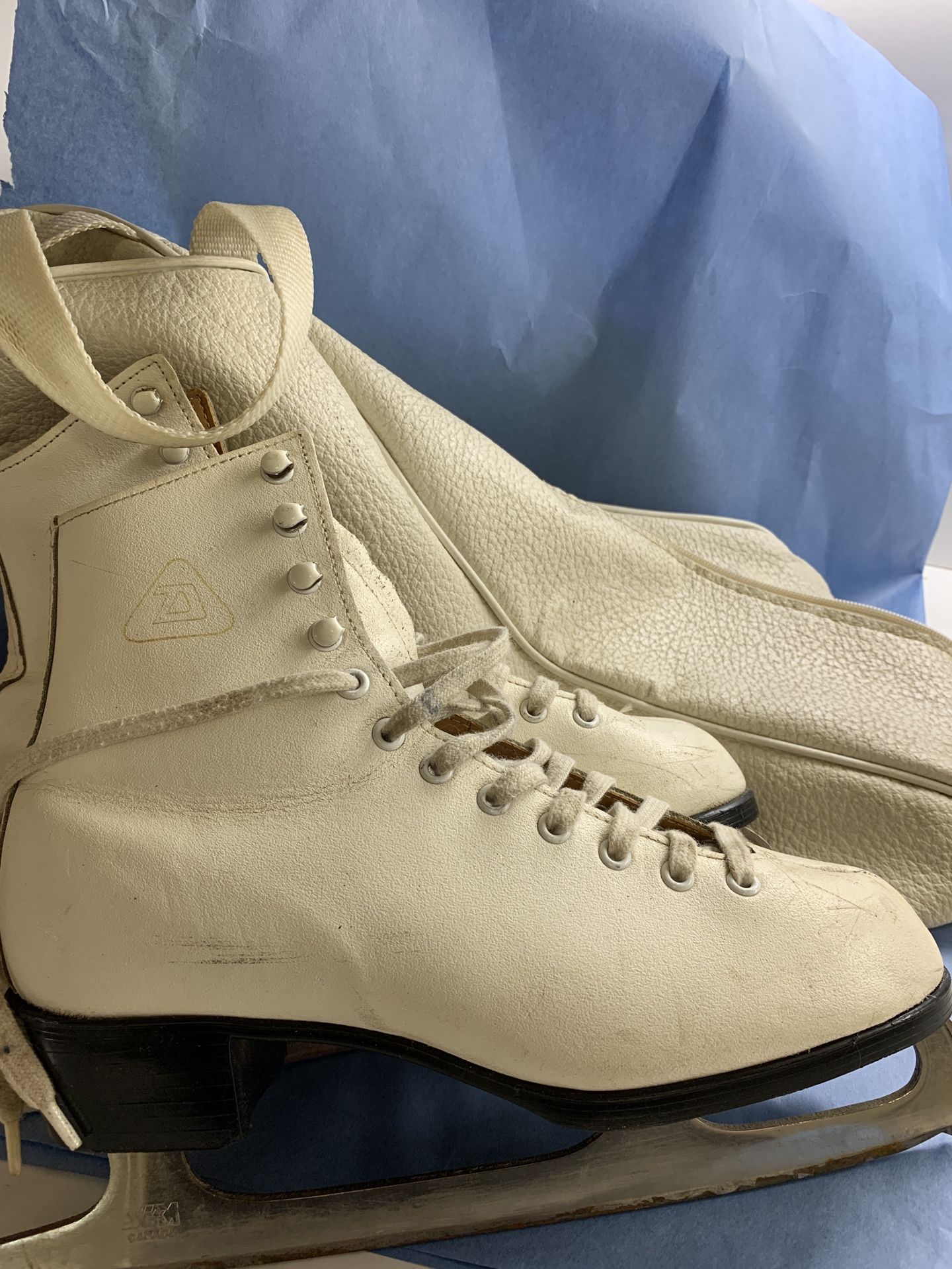 DAOUST figure Skates Made In Canada. Size 6 On Marking But More Like A Size 7 . $15 OBO