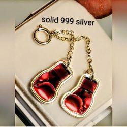 999 Fine Silver Boxing Gloves Pendant - New - 925 Necklace & Bail

Rare Limted Edition Piece 

Solid 999 Silver

Chain & Bail / O rings are solid .925