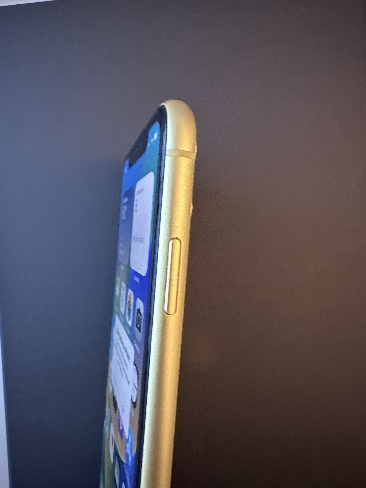 Iphone 11 Yellow 64GB ANY CARRIER YELLOW