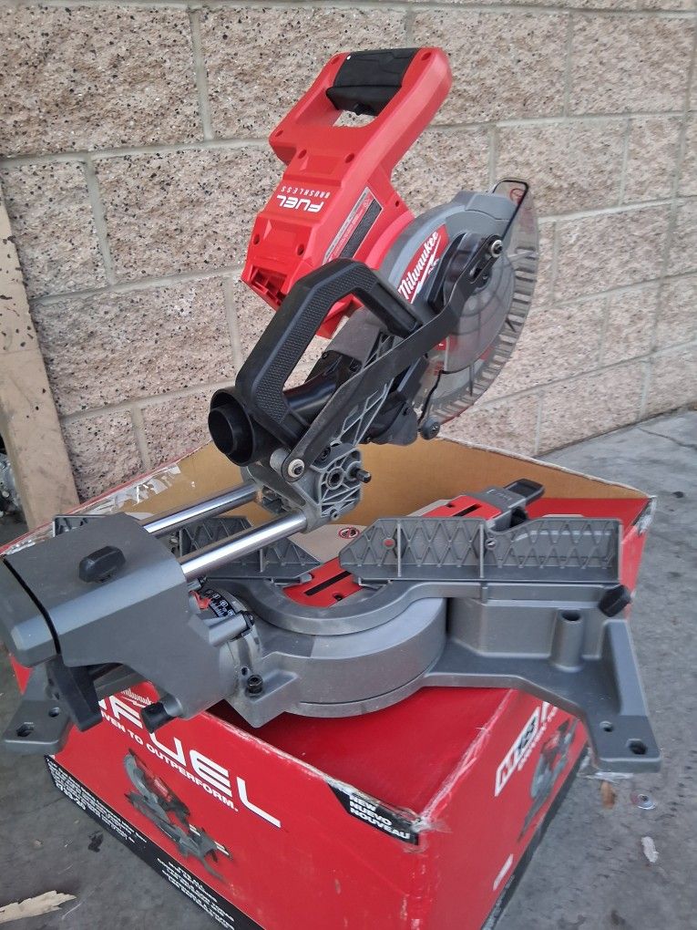 Milwaukee M18 FUEL Brushless Sliden MITER SAW 71/4 In
