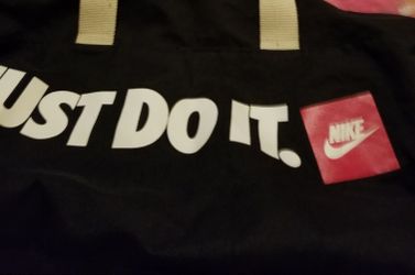 ☺️BRANDON NEW NIKE GYM DUFFLE BAG BLACK RED. ONLY CASH ONLY 💵 PLEASE SERIOUS BUYER