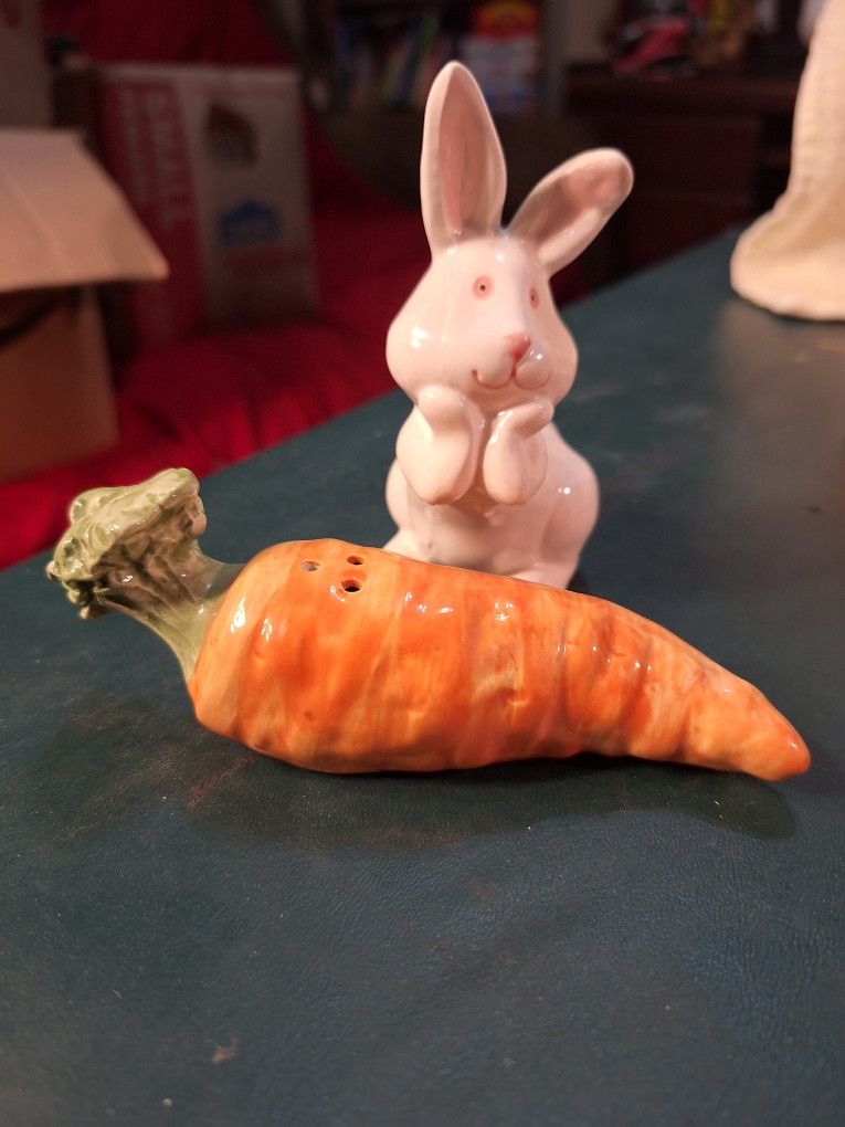 Rabbit. Salt & Pepper Shakers