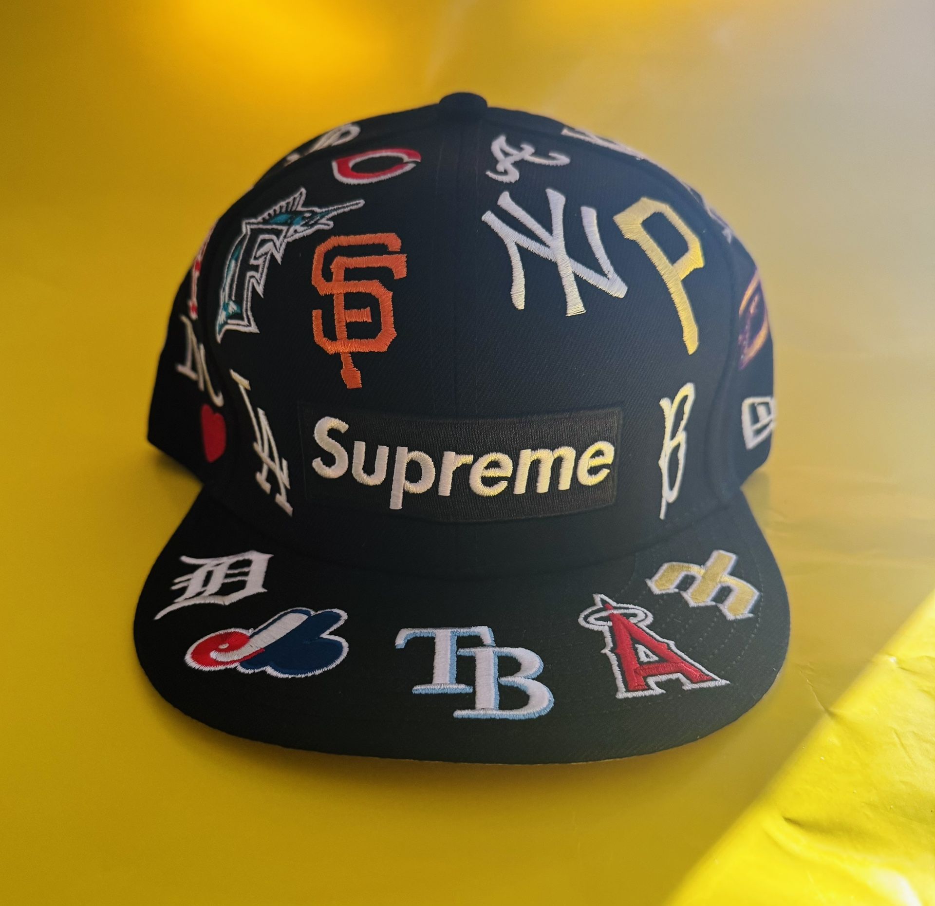 Supreme x New Era MLB Team Logos Fitted Hat – Black