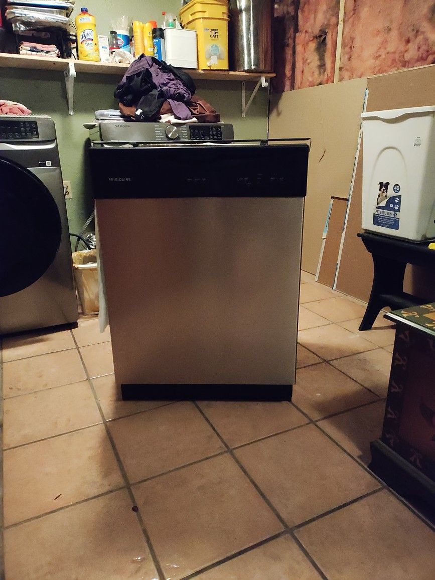 Dishwasher Frigidaire Used 1 Year