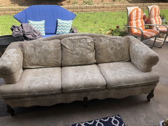 Great condition traditional couch!!