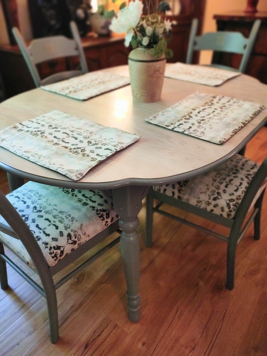 Table With 4 Chairs & Leaf