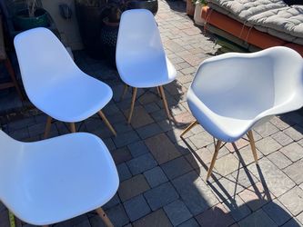 Set of 4 hard plastic wooden legs chairs  Located in concord  No damages whatsoever   $45 or best offer for all 4