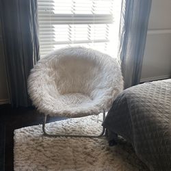 Winter Fox Faux-Fur Hang-A-Round Chair