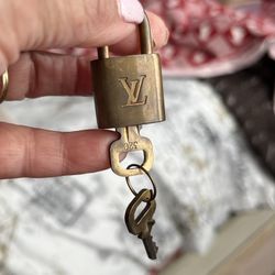 🍀 Pre Owner Authentic LV Padlock And 2 Keys  $85 🎈🎈