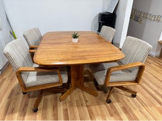 Beautiful  solid wood dinning set (5 pieces) $200 OBO.