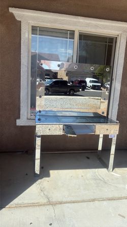 Mirrored Vanity Table with Lighted Mirror