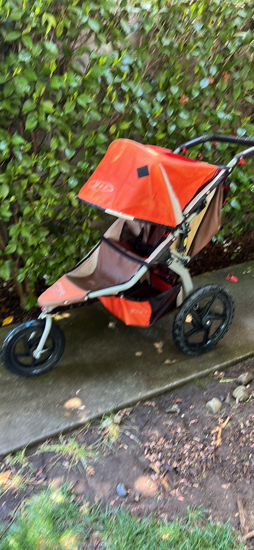 Nice BOB REVOLUTION Jogging Stroller Folds For Easy Transport 