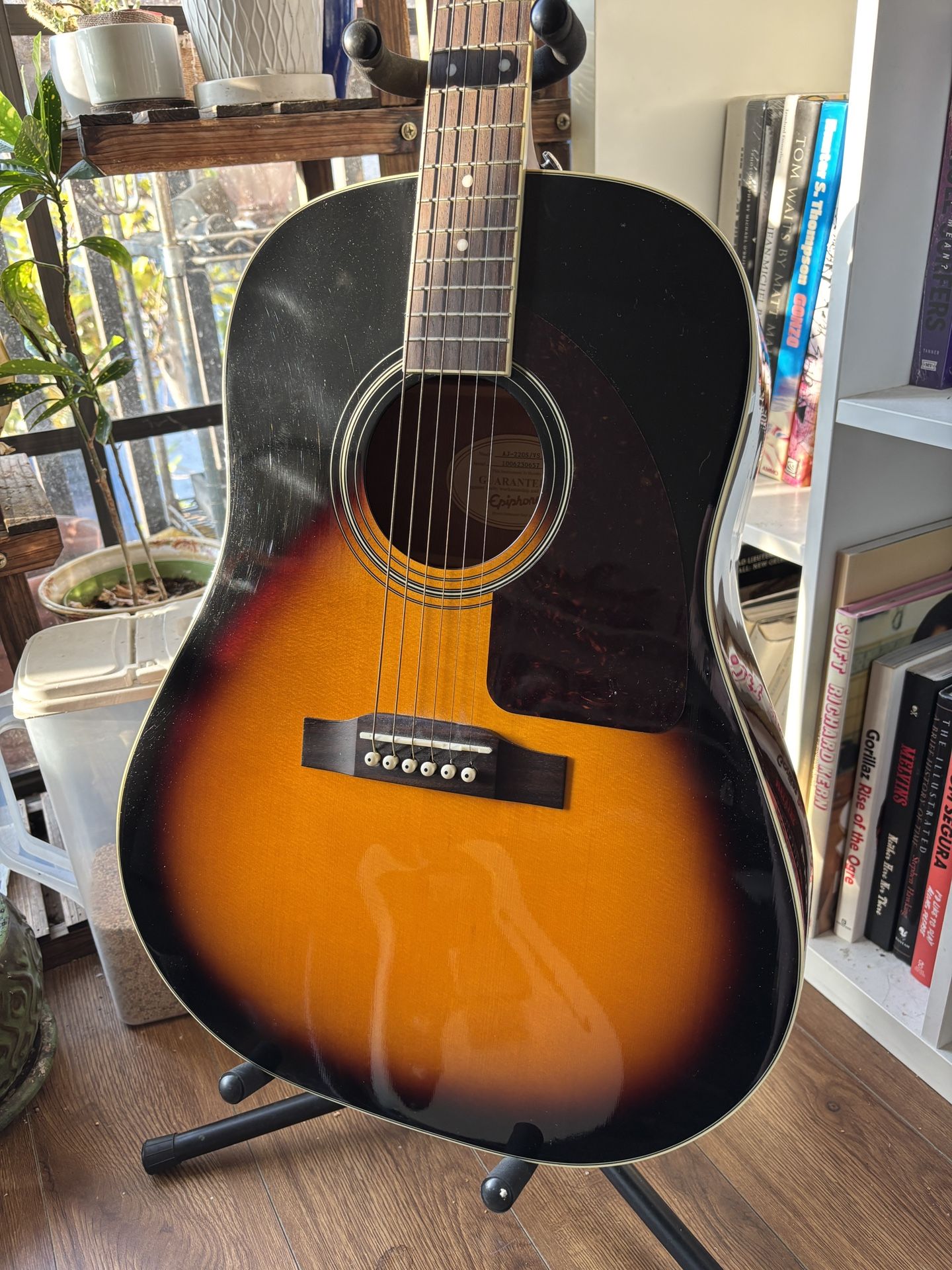 Epiphone AJ-220S/VS Jumbo Acoustic Guitar With Nice Gig Case