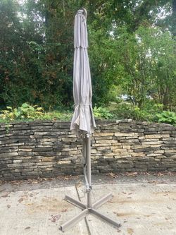Extra Large Cantilever Patio Umbrella with heavy metal base