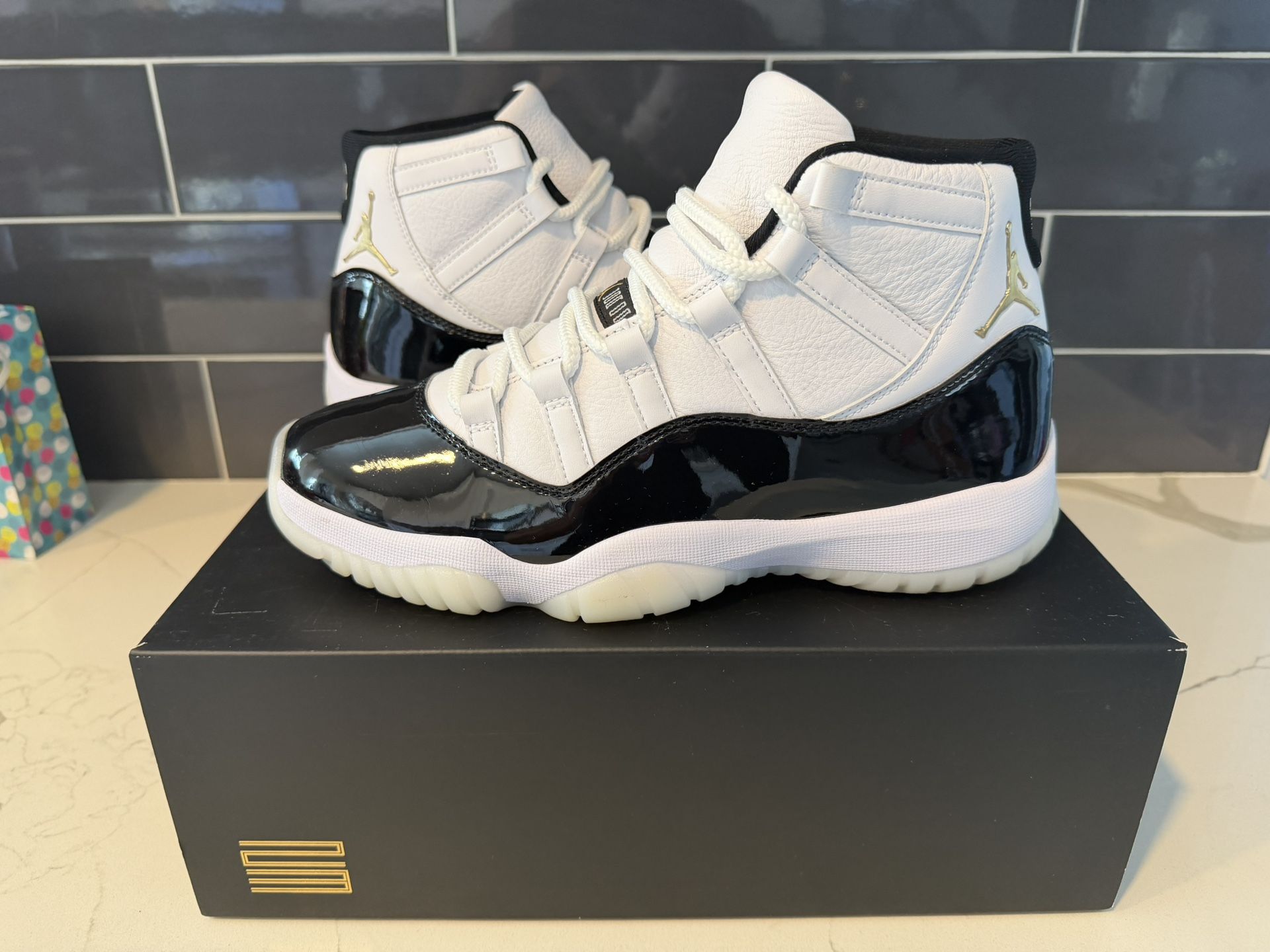 USED NIKE JORDAN 11 GRATITUDE MENS SZ 9 AUTHENTIC