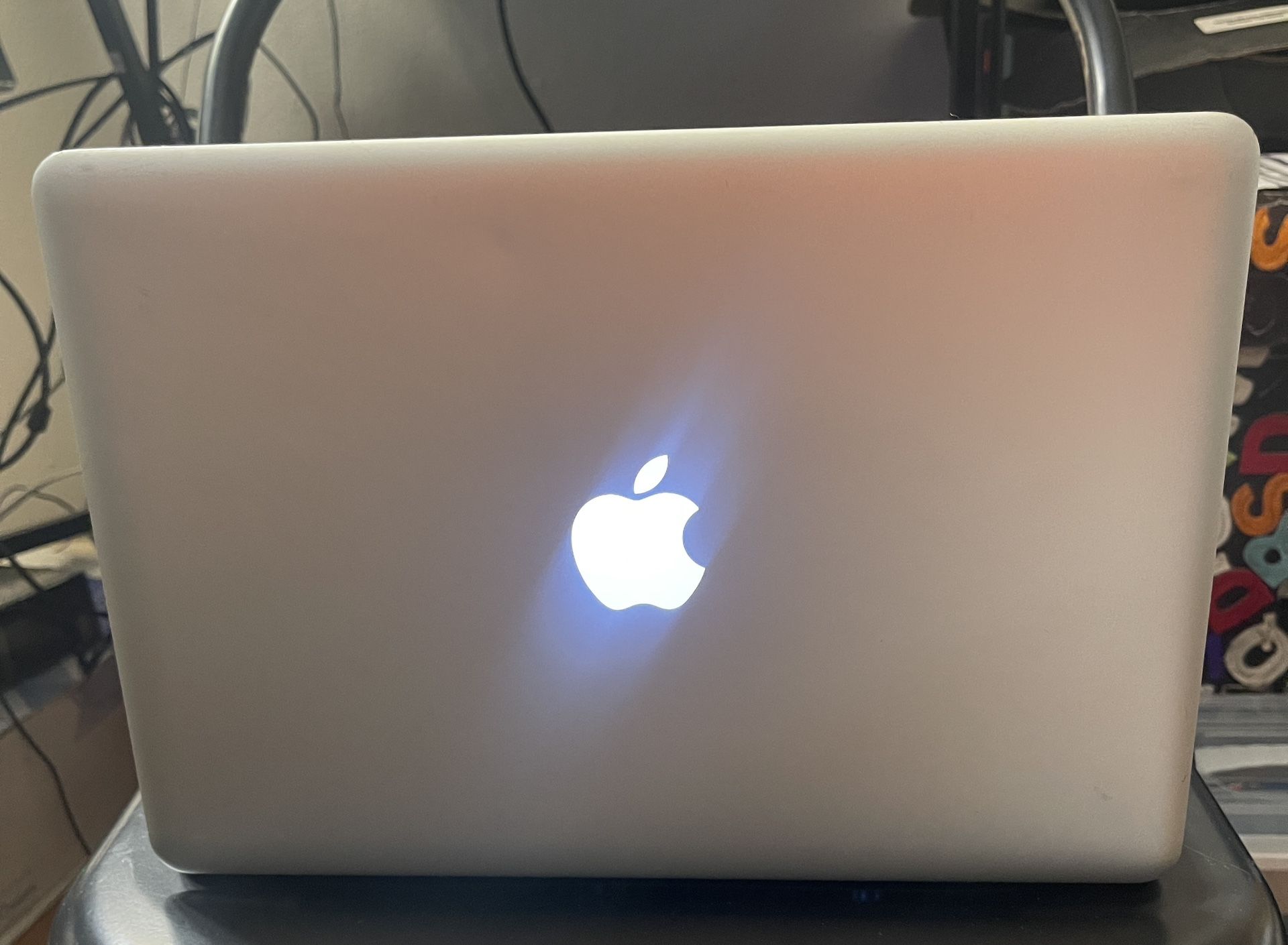 Macbook Pro 2012 Mid 2012 13 Inch 2.5 Ghz I5 8 GB Ram and 251  GB Hard Driver wirh Charged