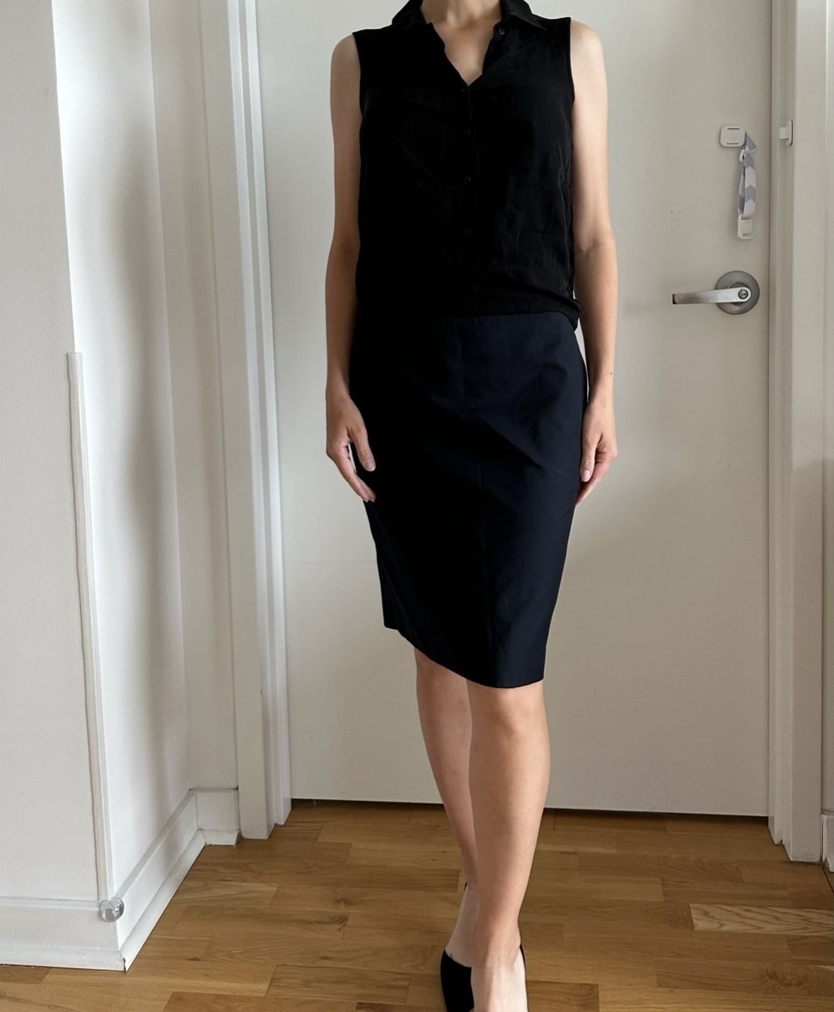 Women’s Set (top and Skirt In black).Size Small.15$